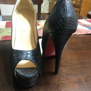 EUC- Christian Louboutin Black water snake very prive peep toe US size 9